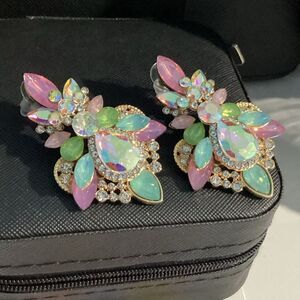 -🌸Iridescent Light Pastel Colored GoldTone Crystal Drop Post back Earrin…